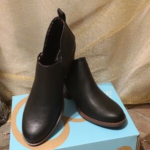 BareTraps Black Ankle Boots with Chelsea Style